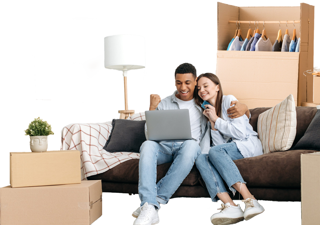 Paar vergleicht online Angebote für günstige Umzugsunternehmen